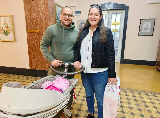 Евелин - първото бебе на Плевен за 2026-а година, и семейството ѝ гостуваха на кмета д-р Валентин Христов