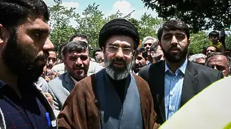 Иранските хардлайнери искат бързо назначаване на нов върховен лидер