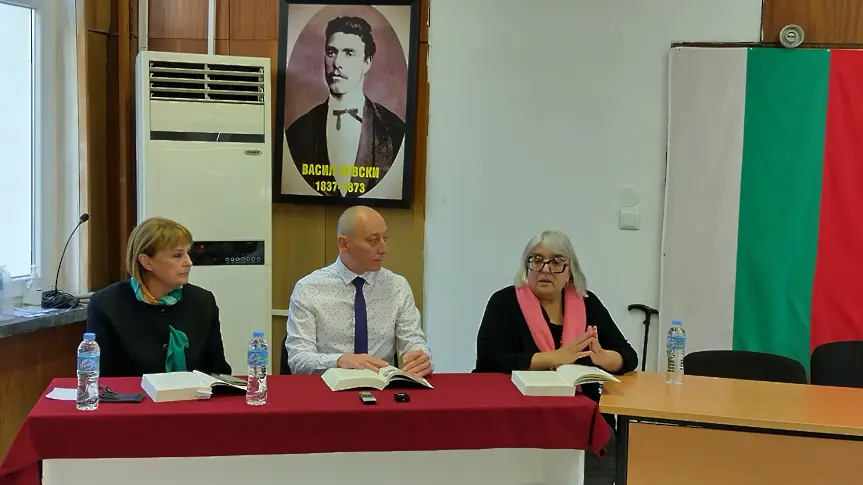 Пълна аула за „Мозайка от миналото на Стара Загора“ – 107 истории събраха студенти и граждани на премиерата на книгата