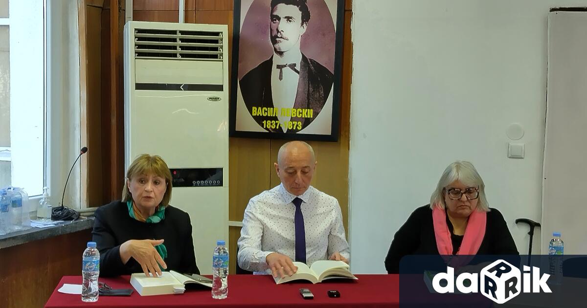 Пълна аула и оживена атмосфера съпътстваха представянето на книгата Мозайка