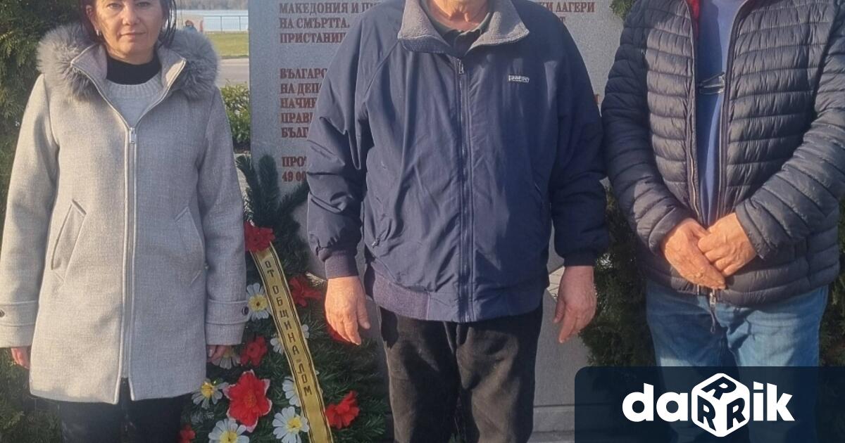 С венец цветя и минута мълчание Община Лом почете 83
