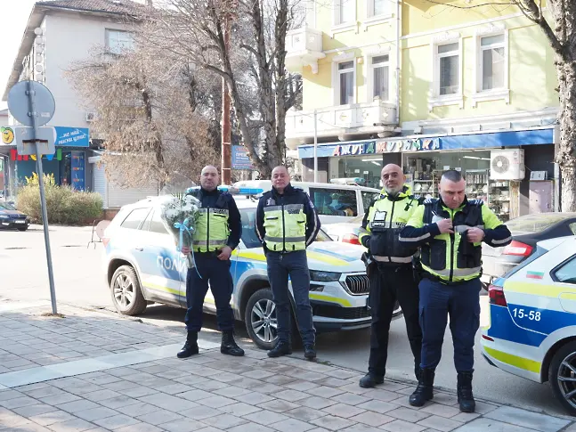 С минута мълчание и сини светлини: Плевен се поклони пред паметта на загиналите полицаи