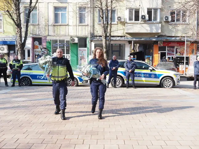 С минута мълчание и сини светлини: Плевен се поклони пред паметта на загиналите полицаи