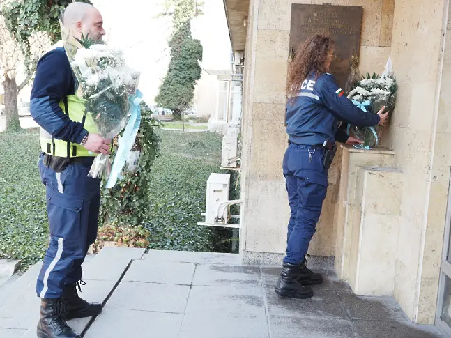 С минута мълчание и сини светлини: Плевен се поклони пред паметта на загиналите полицаи