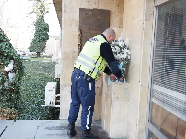 С минута мълчание и сини светлини: Плевен се поклони пред паметта на загиналите полицаи