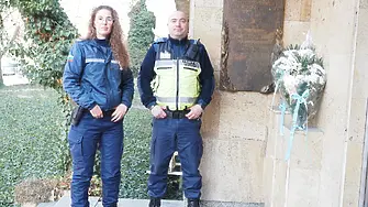 С минута мълчание и сини светлини: Плевен се поклони пред паметта на загиналите полицаи