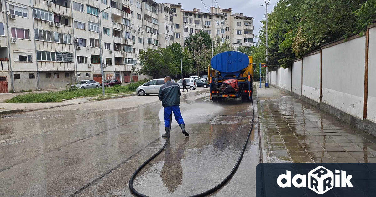 Почистването на отводнителните шахти и машинното измиване на уличната мрежа