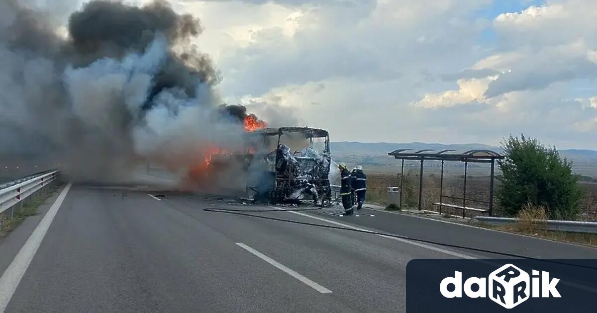 Автобус се е запалил в движение на пътя между Казанлък