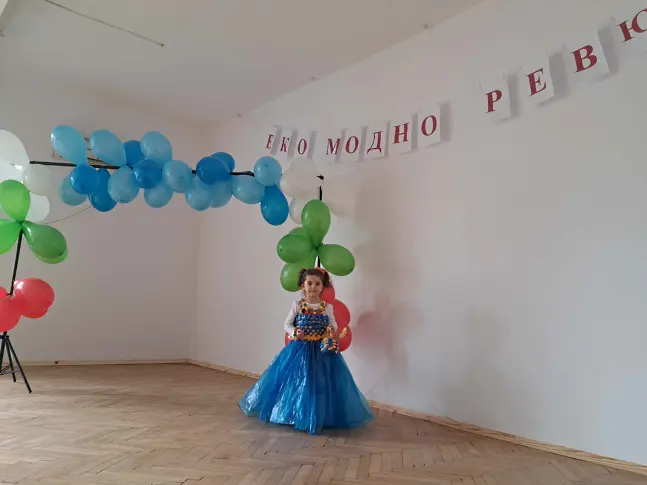 Модно еко шоу с облекла от рециклирани материали представиха децата на с. Коиловци/СНИМКИ/