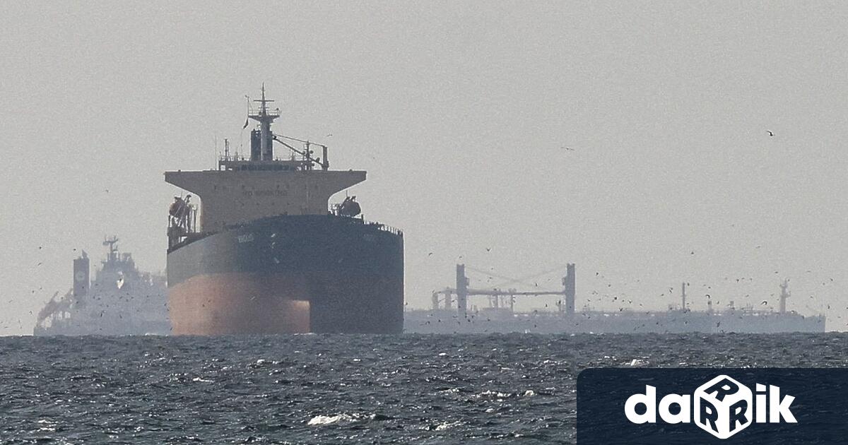 Токио засега не планира да изпраща военни кораби за ескортиране