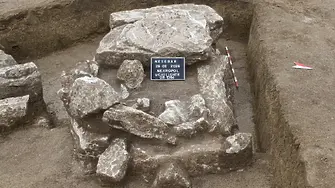 В училищен двор: Откриха позлатен венец и старинни монети