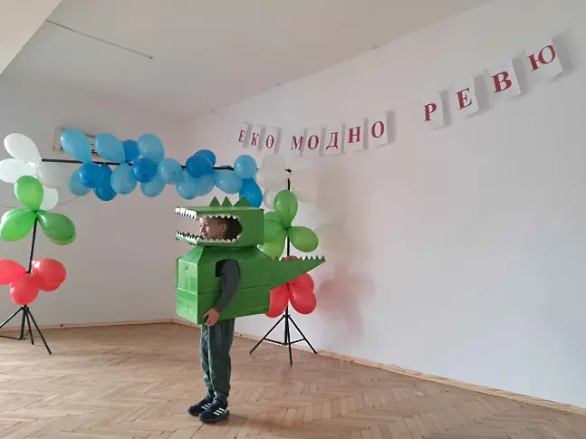 Модно еко шоу с облекла от рециклирани материали представиха децата на с. Коиловци/СНИМКИ/