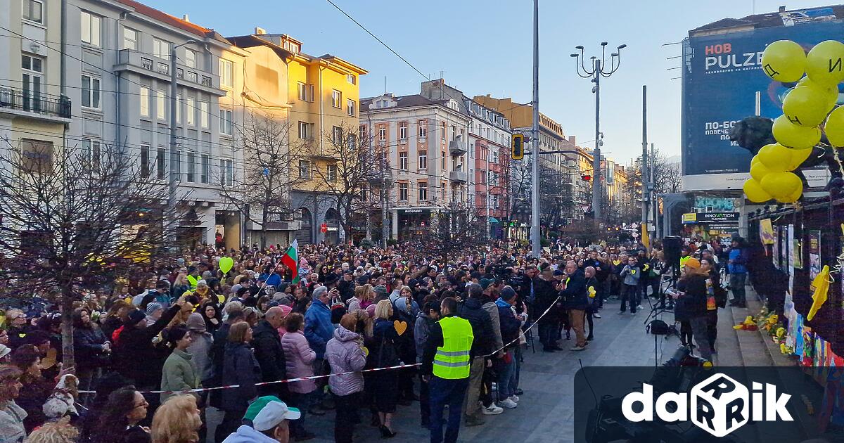 Граждани организираха мирен протест пред Съдебната палата в София с