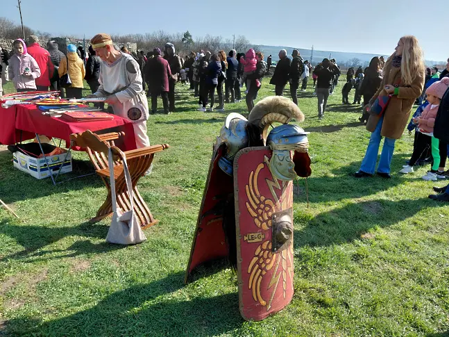 Един ден в древен Рим прекараха жителите и гостите на Гиген този уикенд с античен фестивал на Улпия Ескус