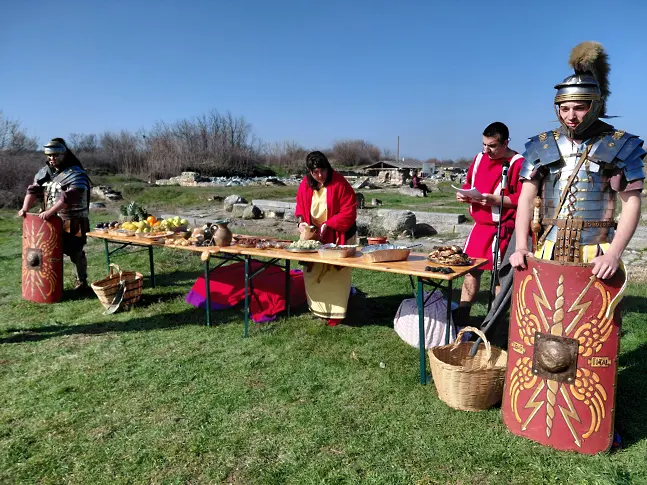Един ден в древен Рим прекараха жителите и гостите на Гиген този уикенд с античен фестивал на Улпия Ескус