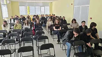 Служители на РЗОК-Враца се срещнаха с ученици от ППМГ „Акад. Иван Ценов“