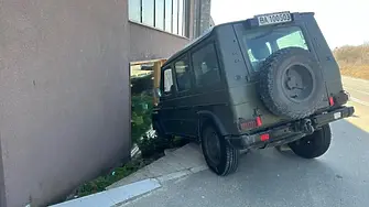Военен джип се заби в култов ресторант