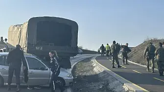 Камион с военнослужещи и лека кола се удариха на Околовръстния път на Ямбол
