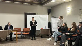 Ученици от ДФСГ „Интелект“ участваха в обучение по проект „Мостове“