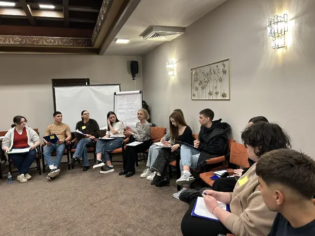 Ученици от ДФСГ „Интелект“ участваха в обучение по проект „Мостове“