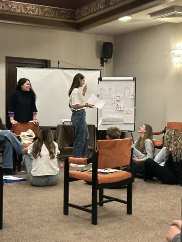 Ученици от ДФСГ „Интелект“ участваха в обучение по проект „Мостове“