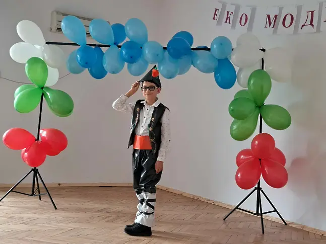 Модно еко шоу с облекла от рециклирани материали представиха децата на с. Коиловци/СНИМКИ/