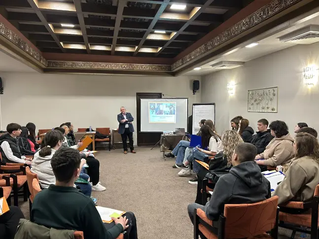 Ученици от ДФСГ „Интелект“ участваха в обучение по проект „Мостове“