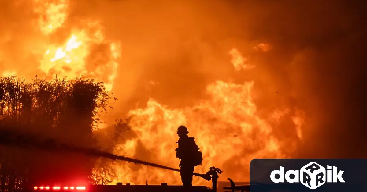 Пожар е обхванал около 100 дка ливади и към 80