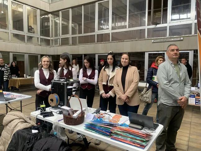 В изложение на средното образование ученици и учители в Плевен представят своите специалности пред бъдещите гимназисти и техните родители/СНИМКИ/