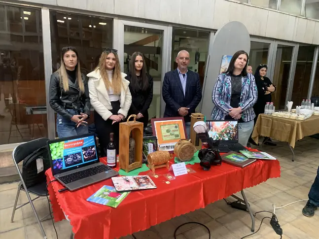 В изложение на средното образование ученици и учители в Плевен представят своите специалности пред бъдещите гимназисти и техните родители/СНИМКИ/