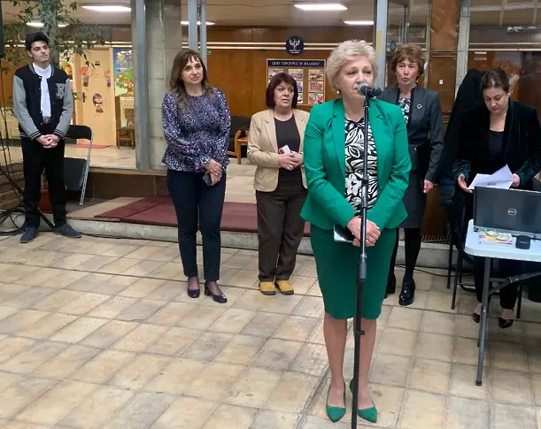 В изложение на средното образование ученици и учители в Плевен представят своите специалности пред бъдещите гимназисти и техните родители/СНИМКИ/