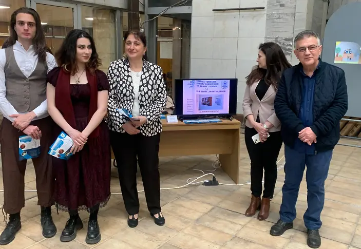 В изложение на средното образование ученици и учители в Плевен представят своите специалности пред бъдещите гимназисти и техните родители/СНИМКИ/