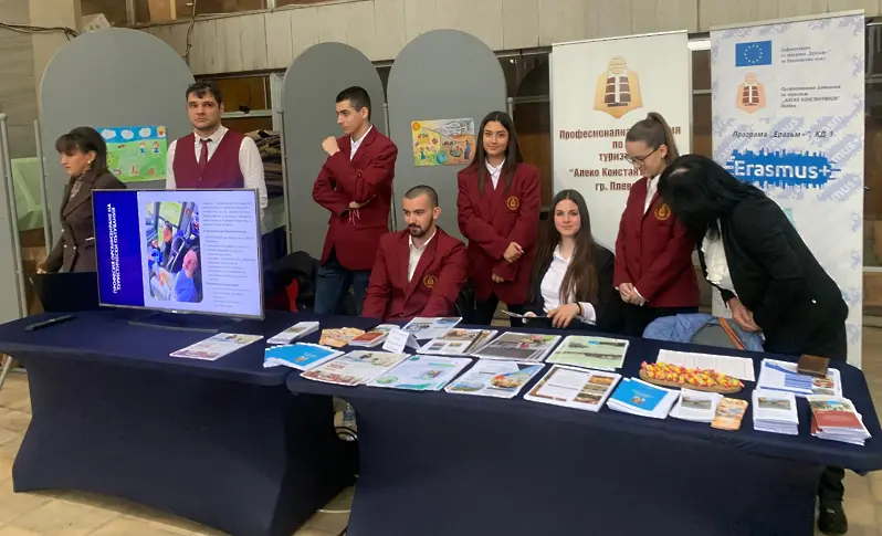 В изложение на средното образование ученици и учители в Плевен представят своите специалности пред бъдещите гимназисти и техните родители/СНИМКИ/