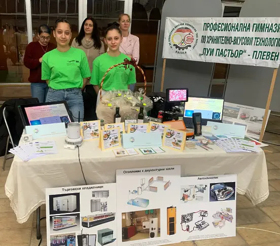 В изложение на средното образование ученици и учители в Плевен представят своите специалности пред бъдещите гимназисти и техните родители/СНИМКИ/