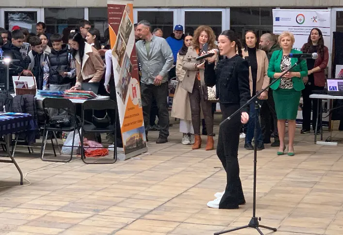 В изложение на средното образование ученици и учители в Плевен представят своите специалности пред бъдещите гимназисти и техните родители/СНИМКИ/