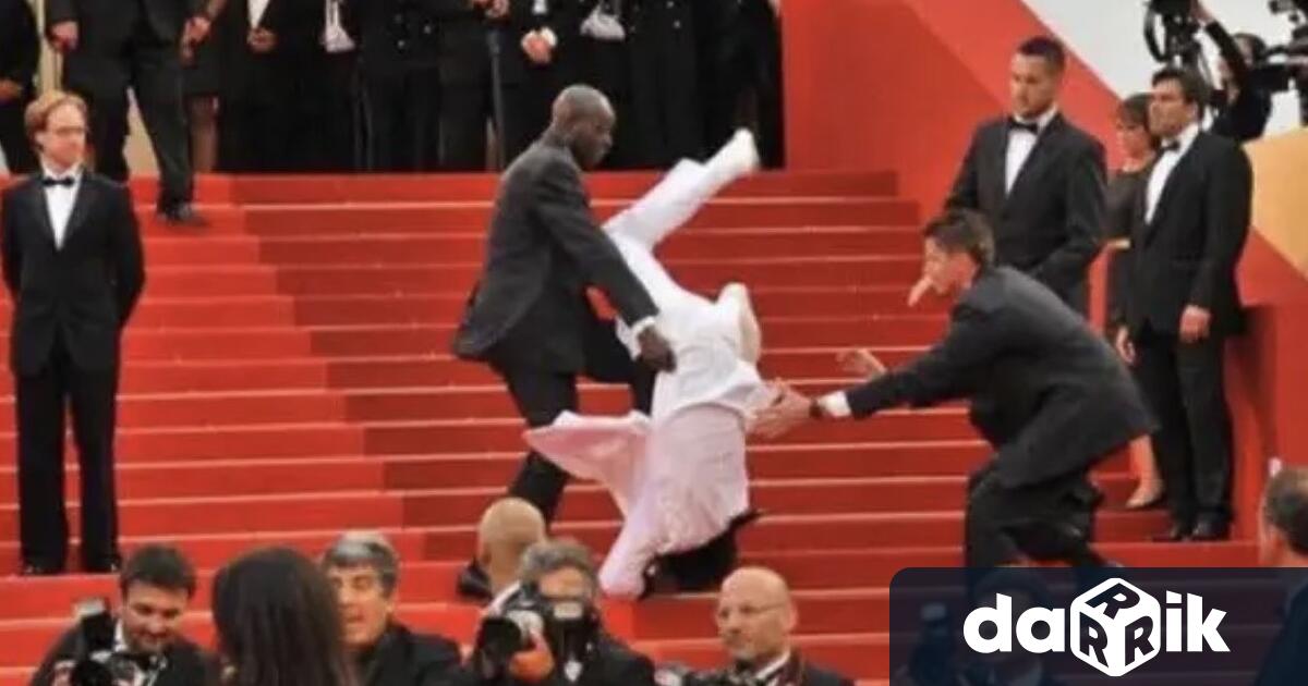 Снимка на която изглежда че Тимъти Шаламе се препъва по