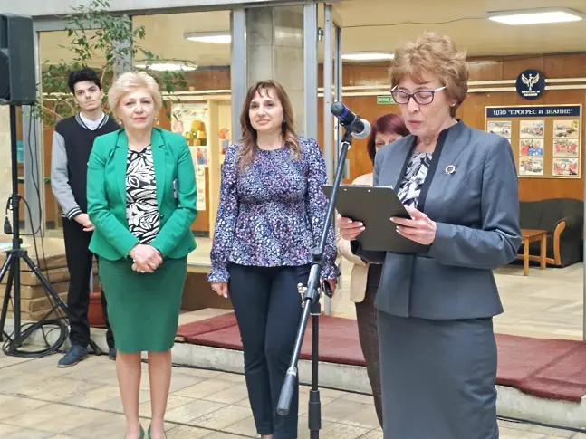 В изложение на средното образование ученици и учители в Плевен представят своите специалности пред бъдещите гимназисти и техните родители/СНИМКИ/