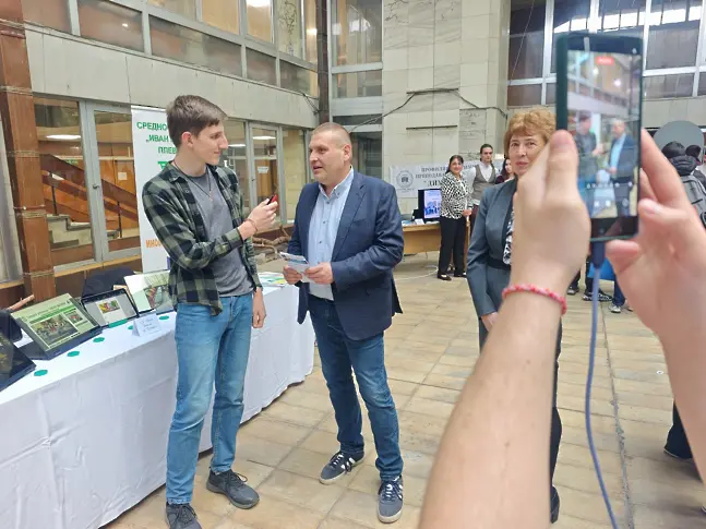 В изложение на средното образование ученици и учители в Плевен представят своите специалности пред бъдещите гимназисти и техните родители/СНИМКИ/