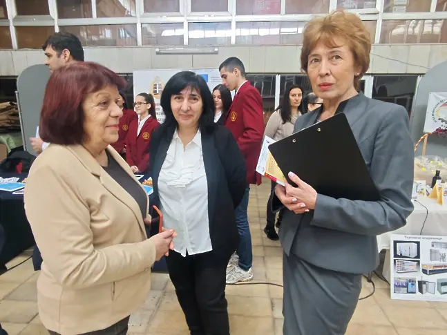 В изложение на средното образование ученици и учители в Плевен представят своите специалности пред бъдещите гимназисти и техните родители/СНИМКИ/