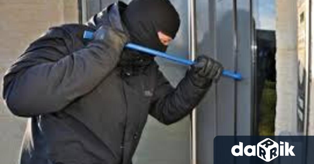 Двама мъже от Монтана обраха частен дом във Враца съобщиха