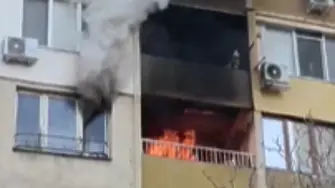 Пожар в блок в София, тече евакуация