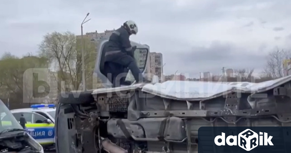 Два пътнически буса се удариха на оживено кръстовище в Ямбол