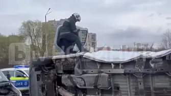 Два буса се удариха на кръстовище в Ямбол (СНИМКИ)