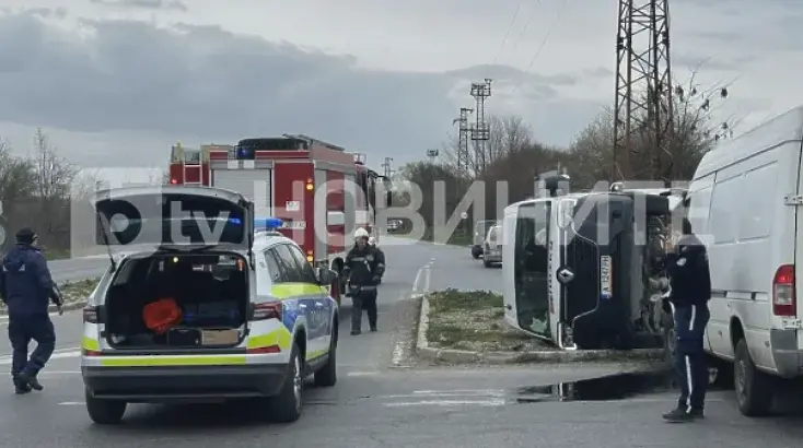 Два буса се удариха на кръстовище в Ямбол (СНИМКИ)