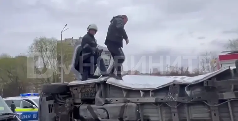 Два буса се удариха на кръстовище в Ямбол (СНИМКИ)