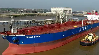 Руски танкер за втечнен газ се носи неуправляемо край италиански остров