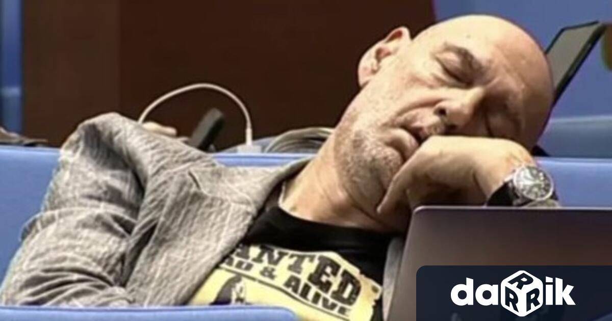 Камерите на националната телевизия уловиха как депутатът от ГЕРБ Любен