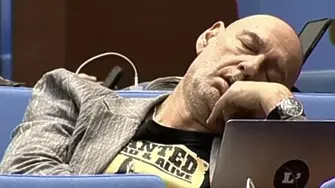 Любен Дилов заспа в парламента? (ВИДЕО)