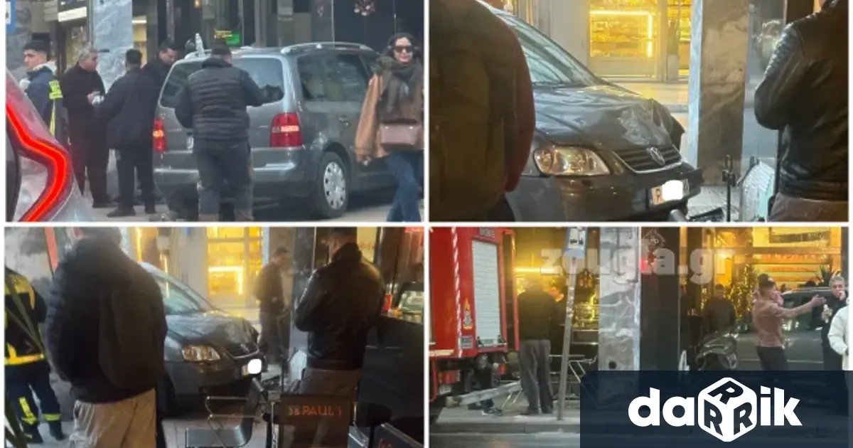 Автомобил с българска регистрация се вряза в остъклената част на