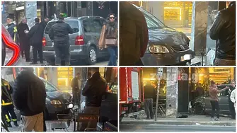 Автомобил с българска регистрация се вряза в кафене в центъра на Атина